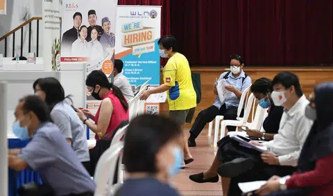 去年近一成的公务员选择“出走”，流失率势头在过去六个月更显强劲。（海峡时报）