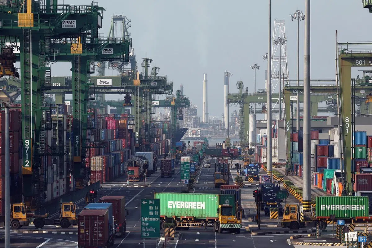 国际贸易对新加坡的经济举足轻重，因此关税战一旦打响，新加坡恐难避开冲击。（海峡时报）