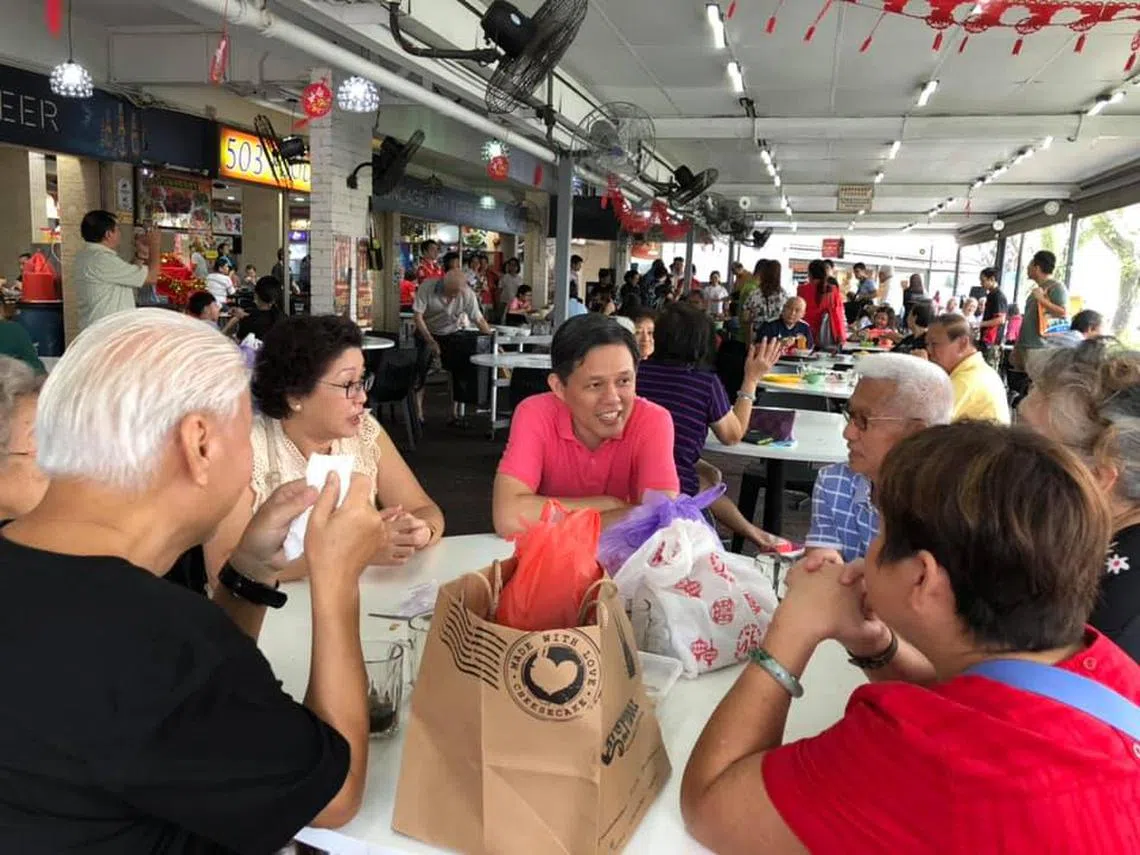 贸工部长陈振声在走访选区时与居民坐下来聊天。（陈振声面簿）