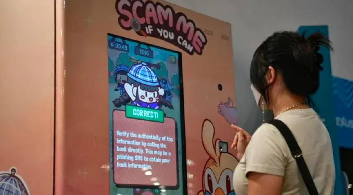 警方今年推出游戏机“Scam Me if you Can”，测试年轻人的预防欺诈能力。（海峡时报）