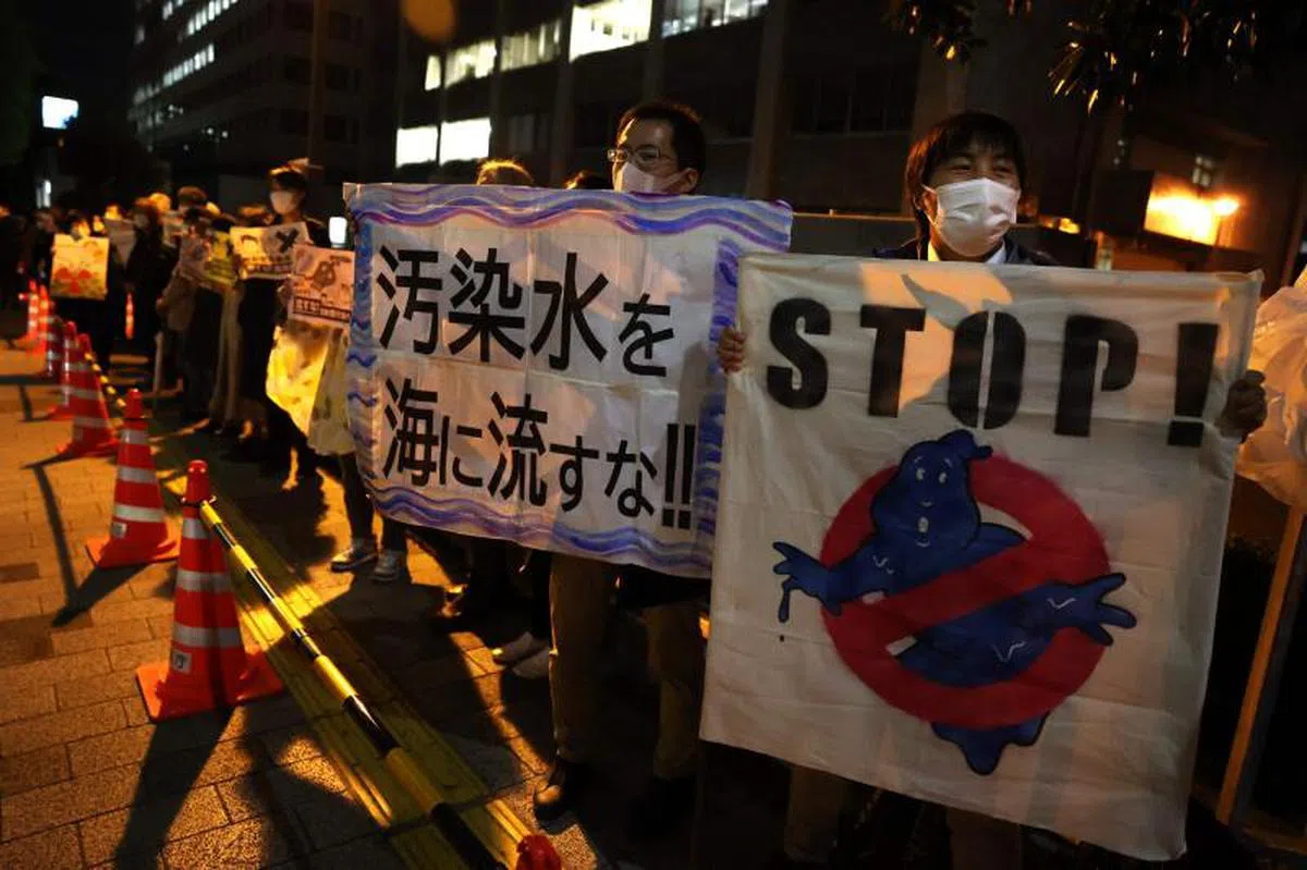  抗议民众要求政府收回将核污水排入海洋的决定。（法新社） 