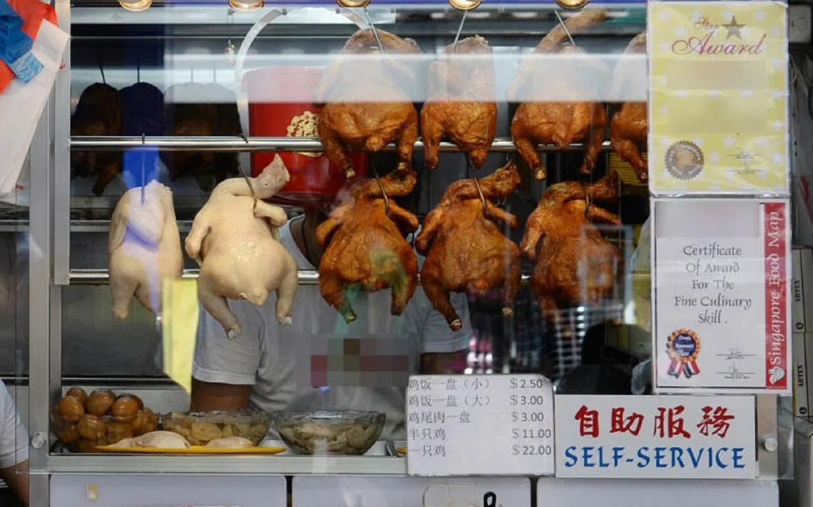 新加坡小贩中心所售卖的鸡饭，便宜的在2元5角左右。上周末，网民巧妙运用了“鸡饭摊涨价”为例子来反映小市民对最近在国会上引起争议的一些议题的疑惑。（互联网）