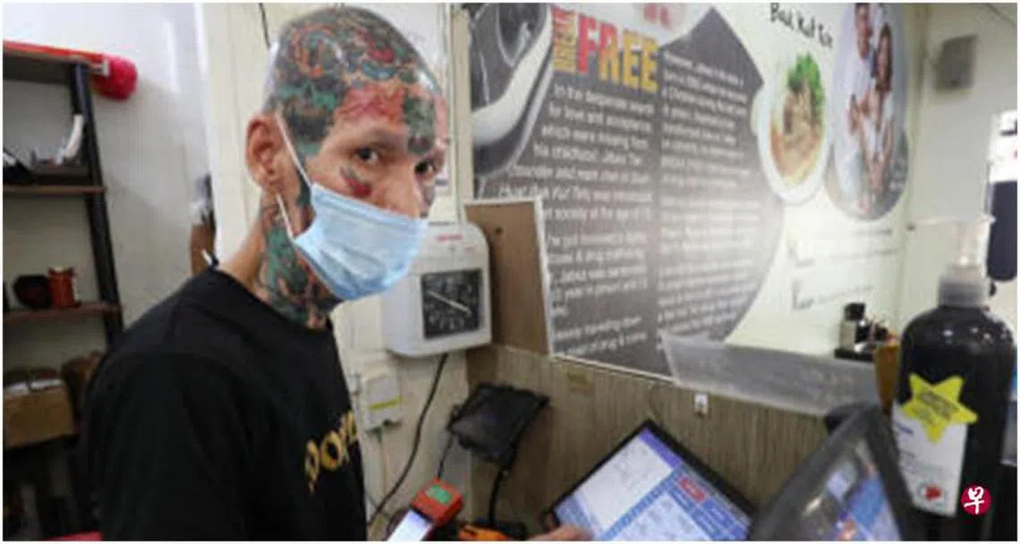 56岁的林道成在访问中表达了自己的各种后悔，遗憾。坐牢期间只有家人来看，“江湖兄弟”都不见了，他才发现“这世界骗人的”。为了面子，打鞭痛彻心扉也不能哭出声。（联合晚报）