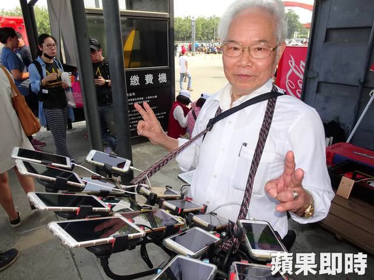  一开始，陈三元是背着手机趴趴走的。（取自《苹果日报》） 