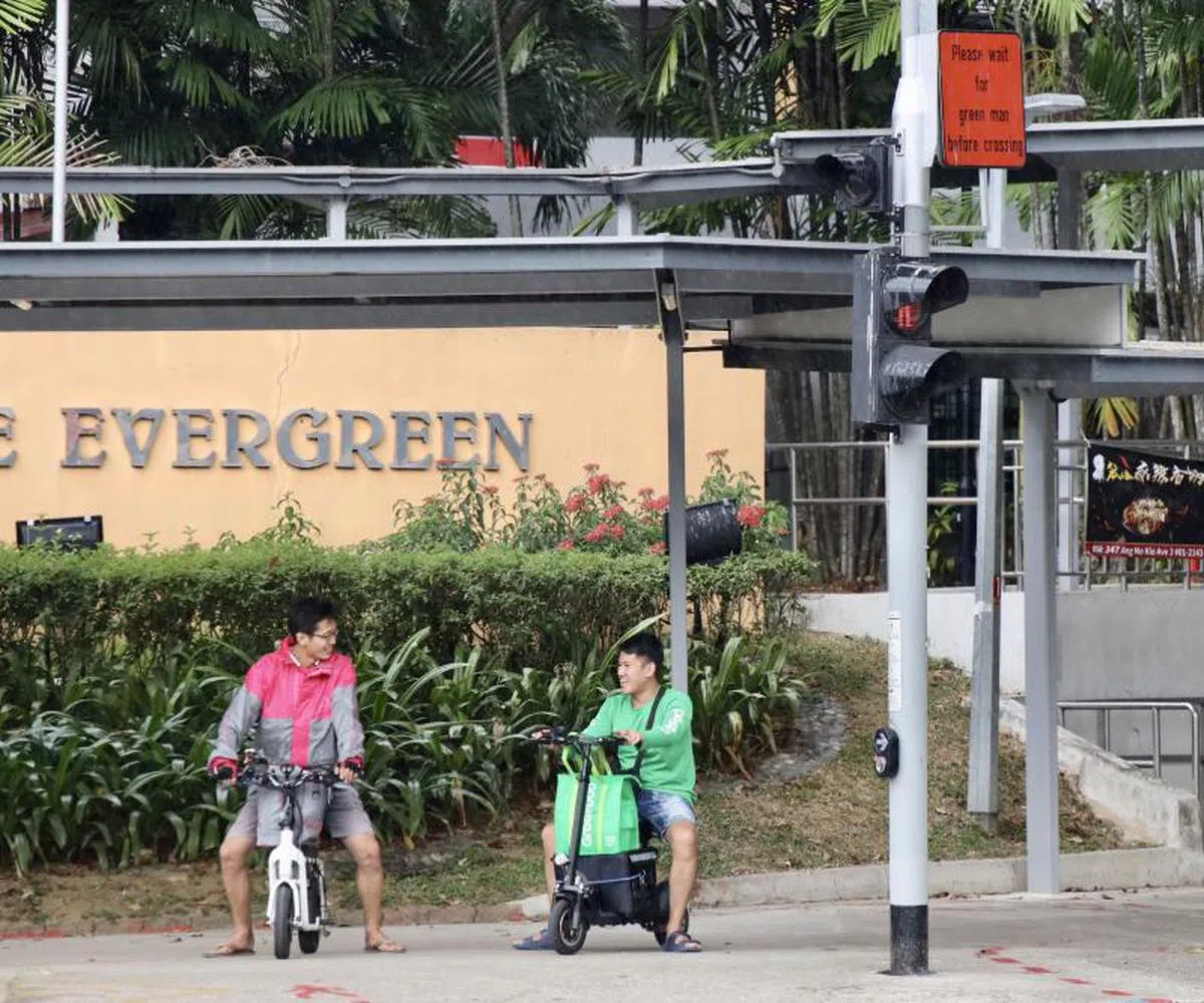 本地各大外卖服务聘用的送餐员，都使用PMD送餐。（联合早报） 