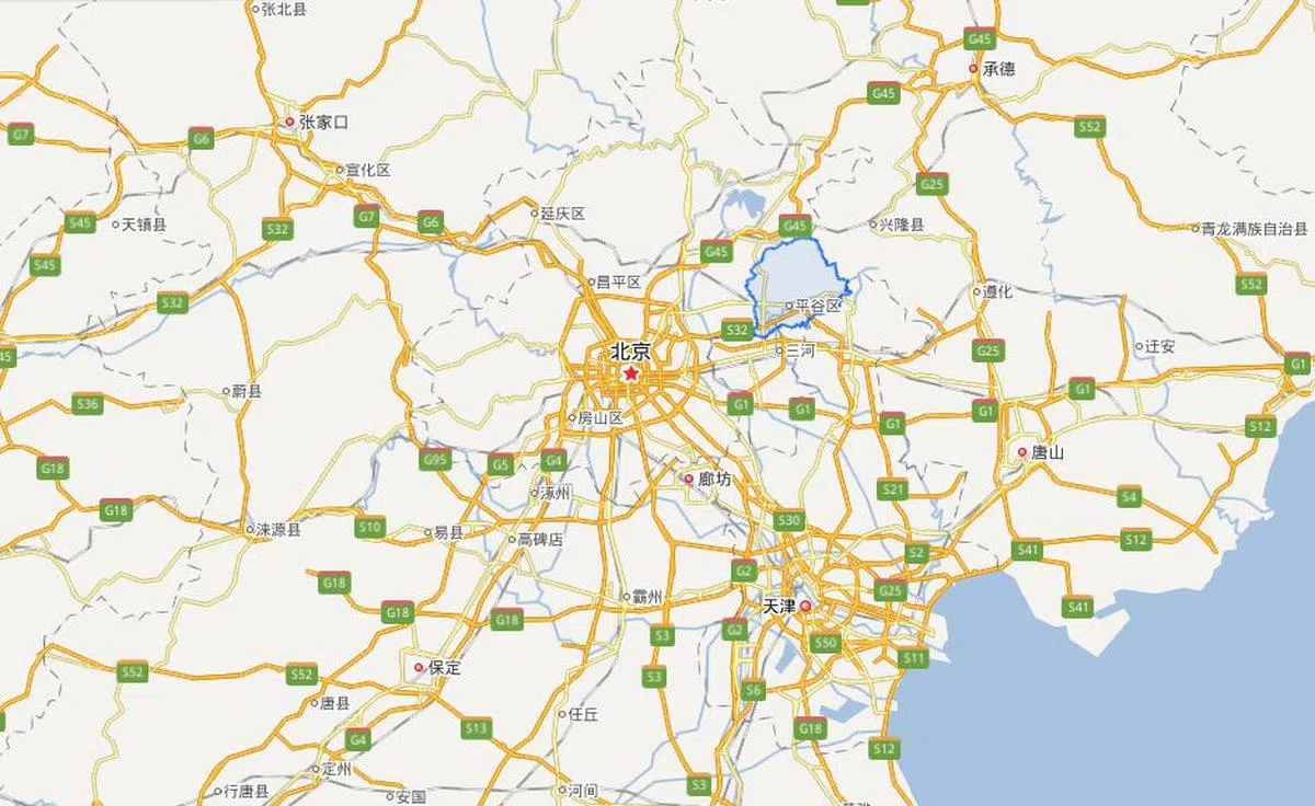  平谷位于北京市的东北方，东南边与天津市、东北边与河北省承德市毗连。平谷境内的长城，是明代在北齐长城基础上修建的，现在作为平谷将军关风景区对外开放。（百度地图） 