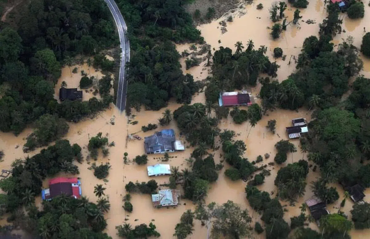  马来西亚彭亨州、霹雳州、雪兰莪州和丁加奴州因连绵暴雨出现严重水灾。（星报） 