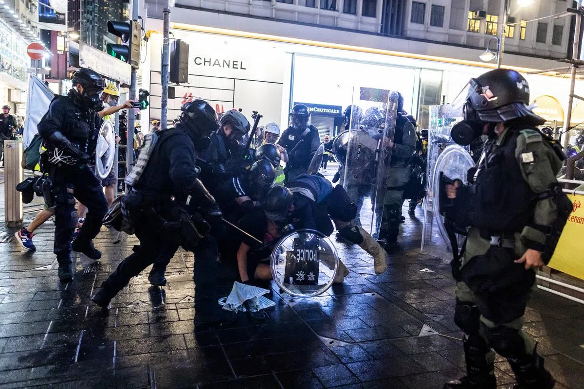  警方多次被拍到使用过度武力镇压示威。（彭博社） 