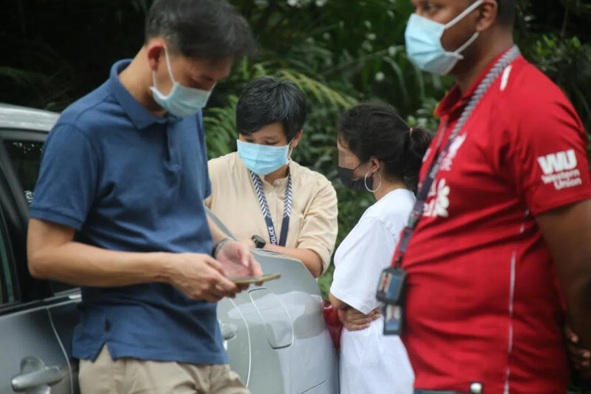  警方在植物园停车场找到失窃的货车。一名警员向被捕嫌犯的女性友人问话。（联合晚报） 