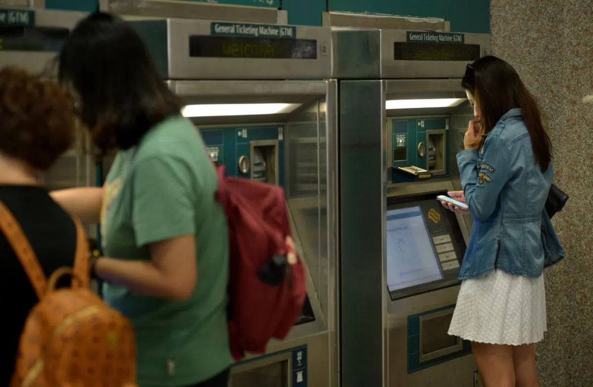  公共交通理事会在检讨车资时，需要在乘客利益与业者成本直接，作精细拿捏。（海峡时报） 