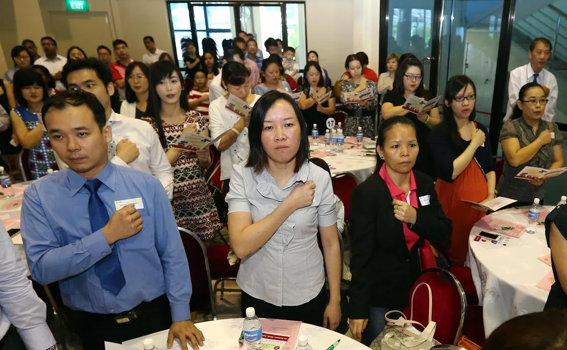 2015年10月24日，宏茂桥集选区和盛港西区的200名新移民出席位于宏茂桥10道的德义民众俱乐部举行的新公民宣誓仪式。新移民们一同宣读信约，正式入籍新加坡，成为新加坡公民。（联合早报）