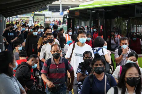 每天上下班的高峰时段，在临近关卡处总能看见往返新马两地的马国员工人潮。（联合早报）