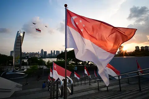 2024年国庆日国民教育演出第一场，国旗致敬（Fly Our Flag）环节，两架CH-47SD／F契努克重型直升机，带着巨型国旗环岛飞行。（海峡时报）