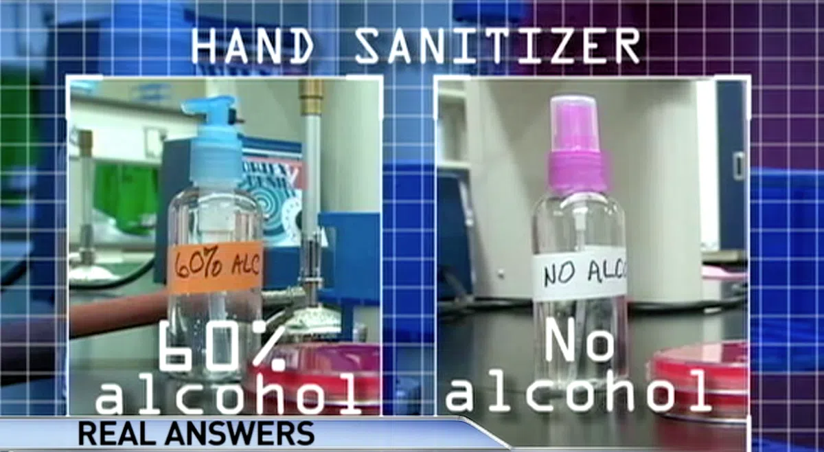  左：含有60%酒精的免息消毒液，右：无酒精免洗消毒液。（视频截图） 