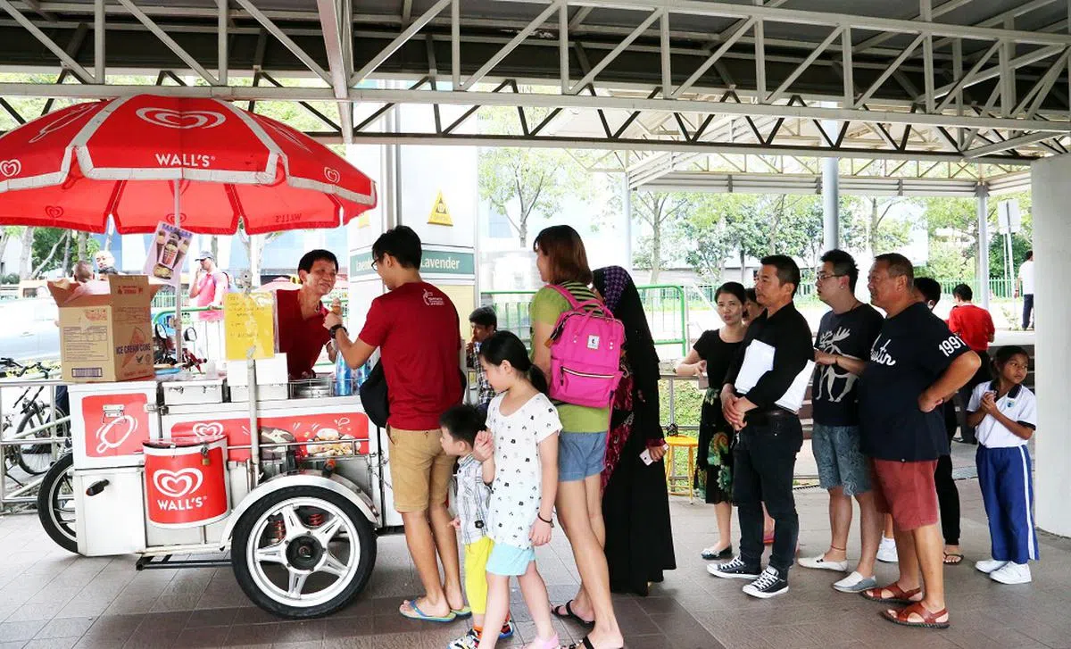 大人小孩都爱吃冰淇淋。（联合早报）