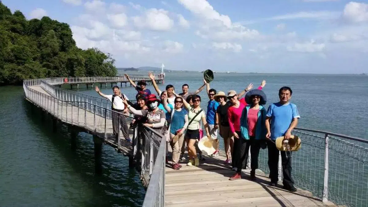  马宁一行人在乌敏岛的合影。（联合早报） 