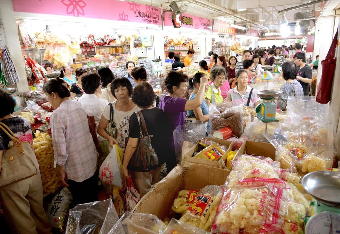 农历新年将至，家家户户纷纷赶着办年货。（海峡时报）