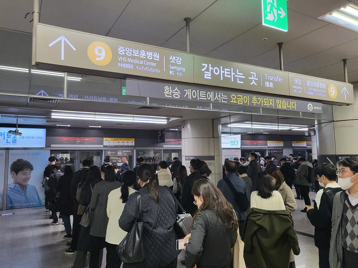 面对巨额亏损，首尔地铁公司计划上调车资。（海峡时报）