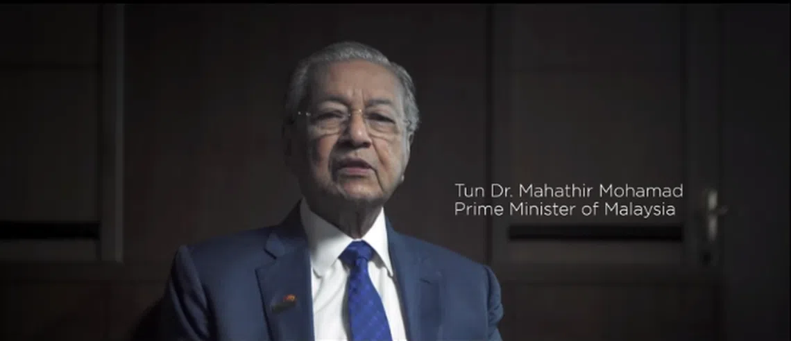 马哈迪亲自拍片宣传马国高等教育。（视频截图）