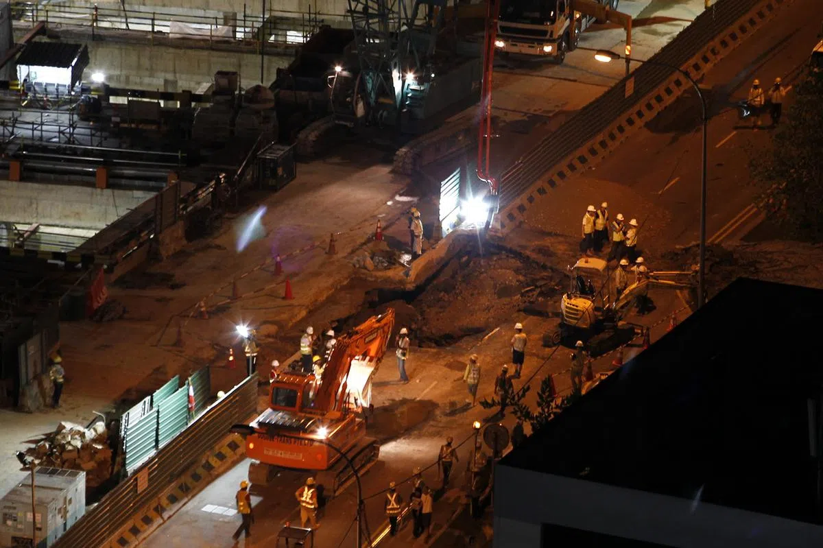 兀兰路发生路面坍塌，出现约一个车道宽的大洞，工人连夜抢修。（海峡时报）