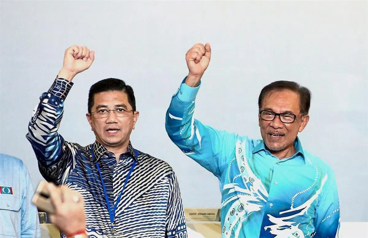  安华（右）和阿兹敏（左）自去年党选后极速恶化。（星报） 