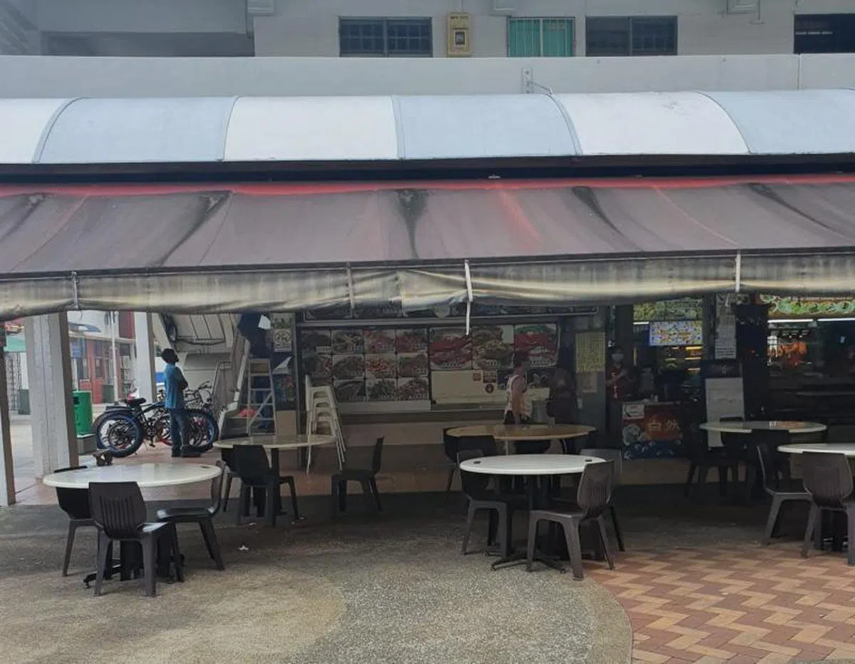  多数咖啡店都会只给每张桌子放置三张椅子，避免人群聚集。（叶安琪摄） 