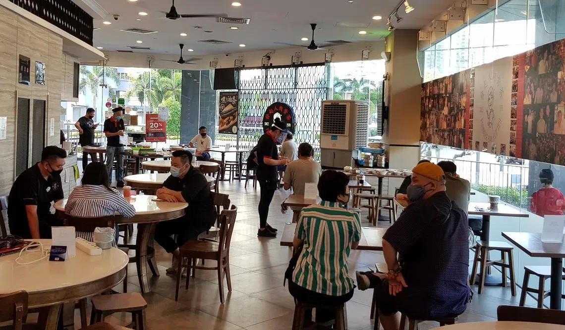 发起人肉骨茶位于庄家大酒店（Boss Hotel）的分店玻璃墙上，也和马里士他总店一样，贴满老板与许许多多海内外明星的合照。（新明日报）