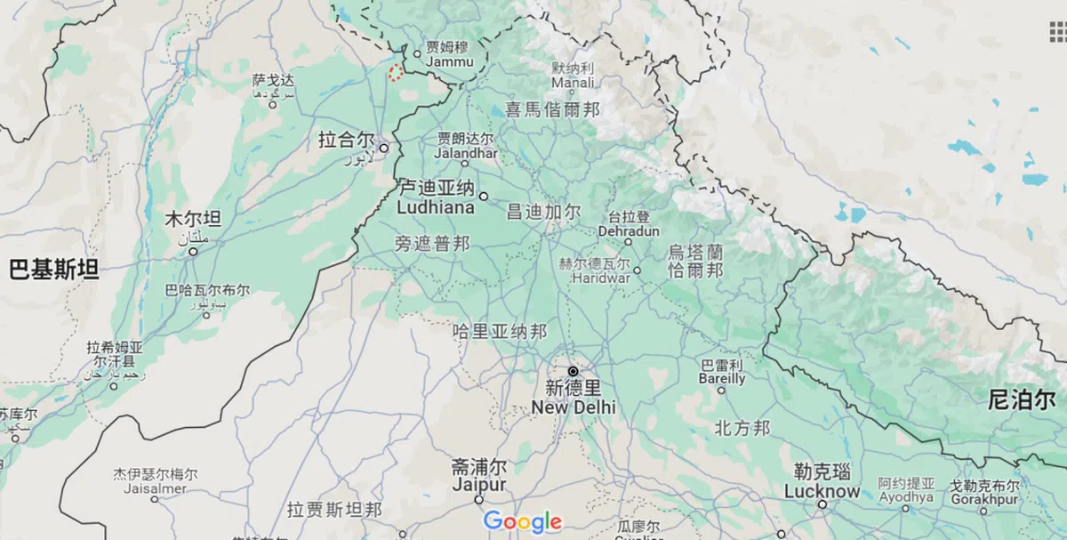图中的小红点就是锡亚尔科特。锡亚尔科特因靠近印度边境，偶尔会遭到印度军队向驻守在锡亚尔科特边界沿线的巴基斯坦哨所开火。（谷歌）