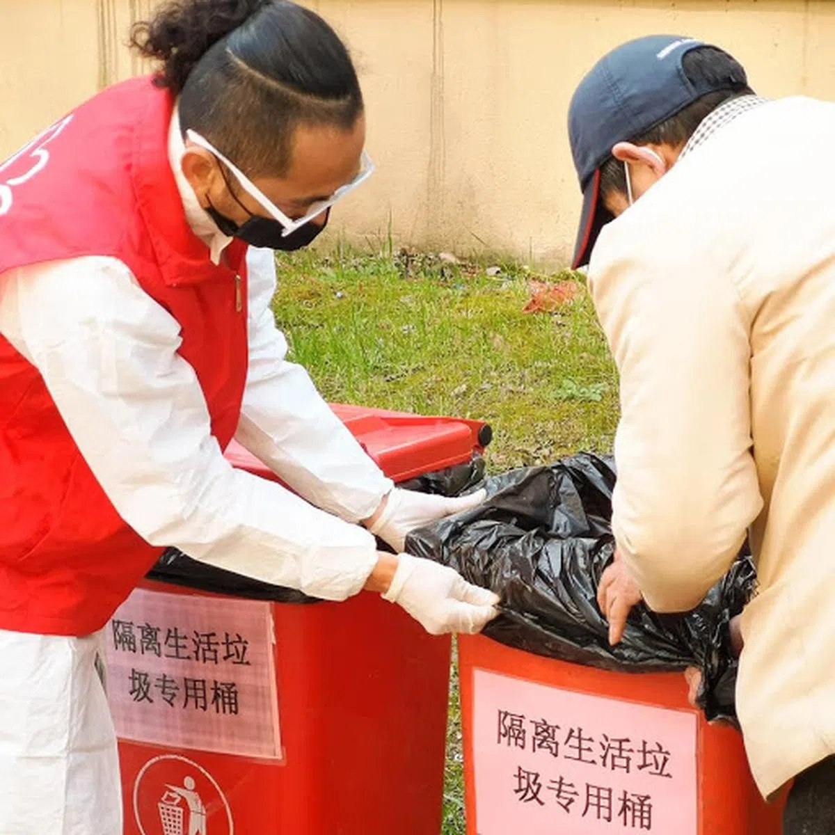  许春得为小区垃圾桶进行消毒和更换塑胶袋。（许春得面簿） 