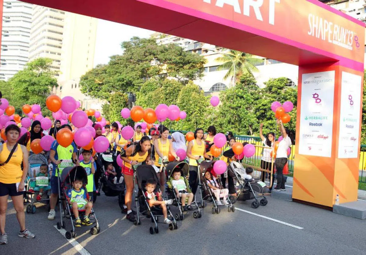 2013年举办的stroller fun run（婴儿推车跑步赛）。（新报）