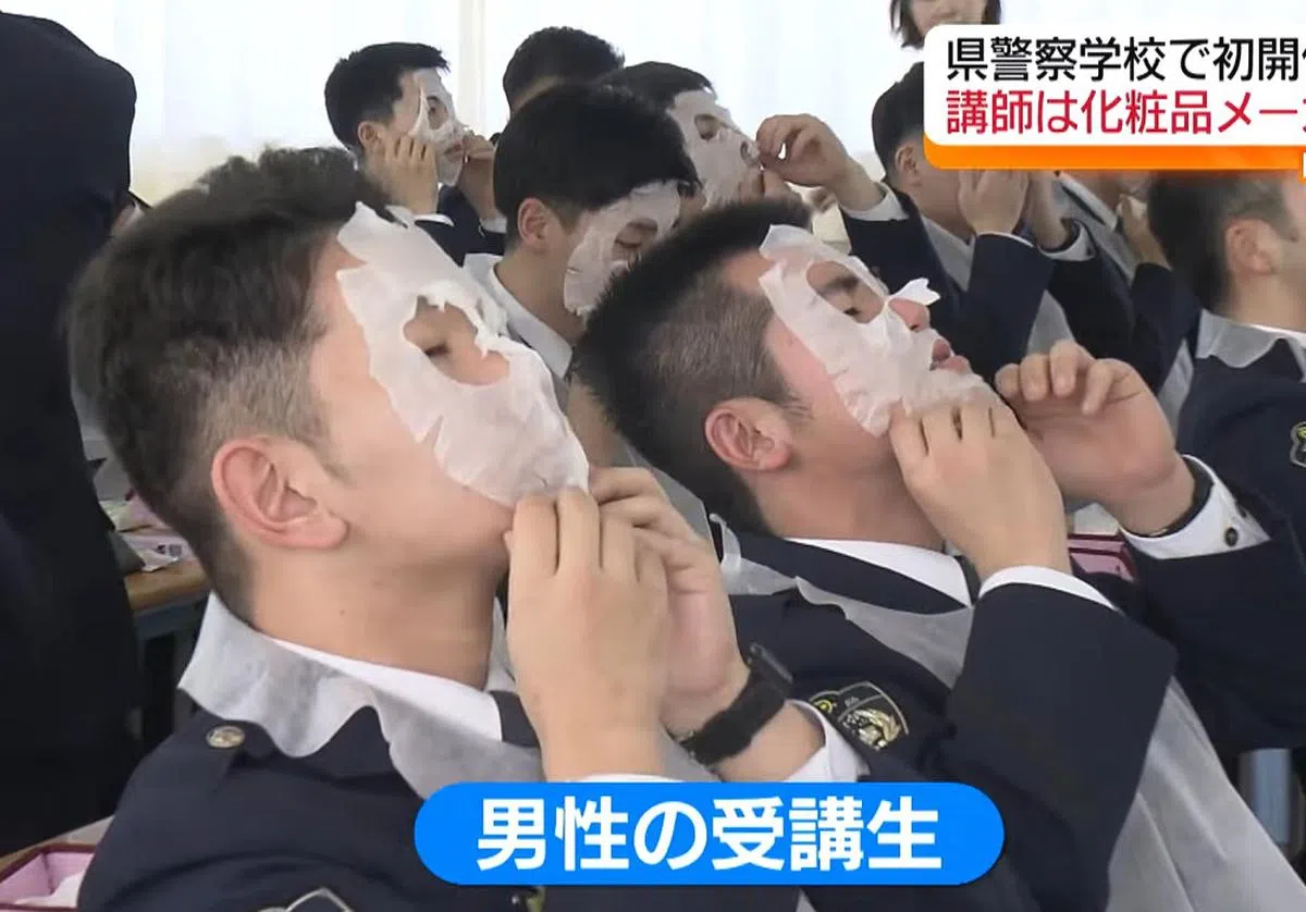 化妆前置作业不可马虎。（视频截图）
