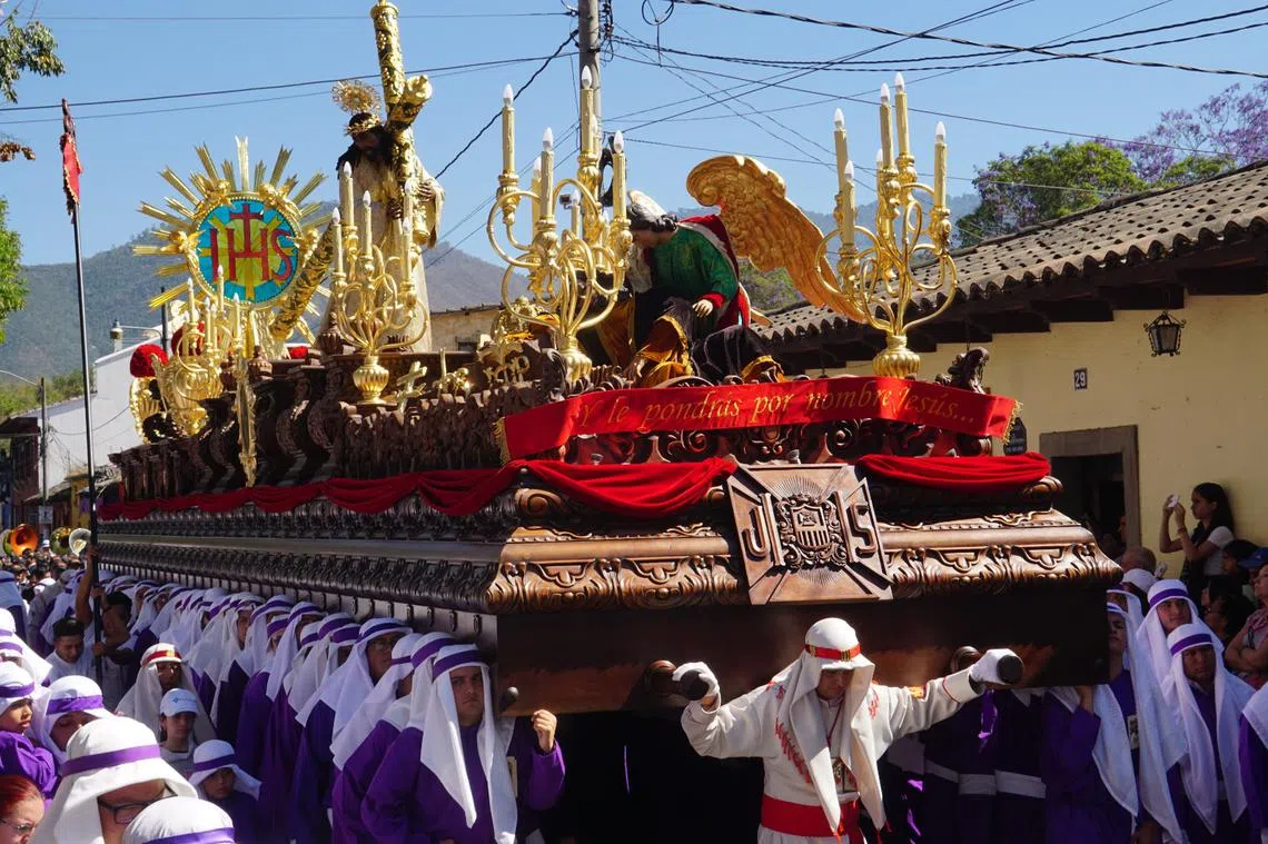 安提瓜的复活节游行中最大的圣抬重达数公吨，需要80人才能顺利抬起，圣抬上是耶稣扛着十字架，为世人承受苦难的场景。（叶孝忠摄）