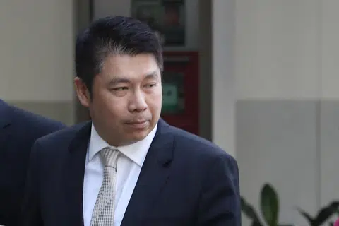 谢明达在1995年成为执业律师之前，曾当过新加坡航空公司空服人员、警察部队调查人员等。（联合早报）