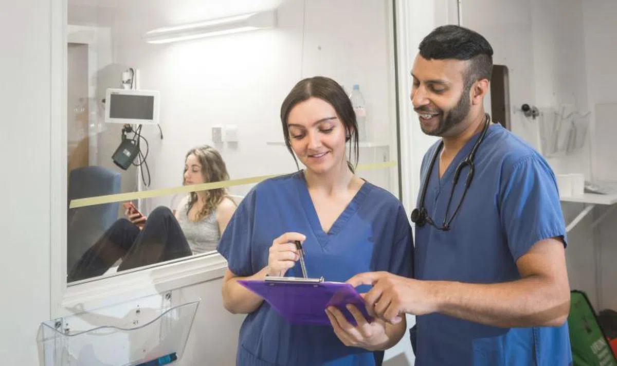  志愿者在“感染”病毒后必须在医院的隔离病房接受观察。（UK Covid Challenge示意图） 