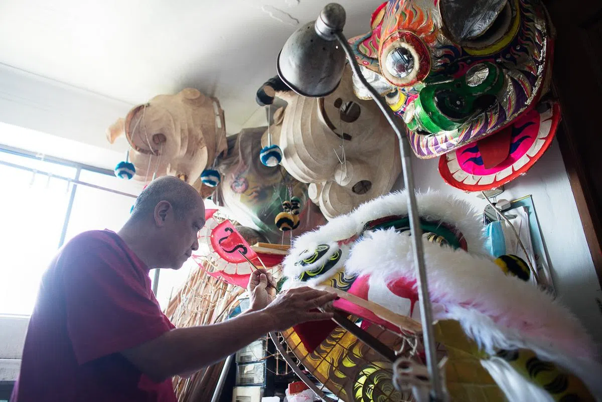 黄师傅清楚，只有经过多年，由时间锻炼出来的手艺，才足以和速食时代拔河。（蔡家增摄）