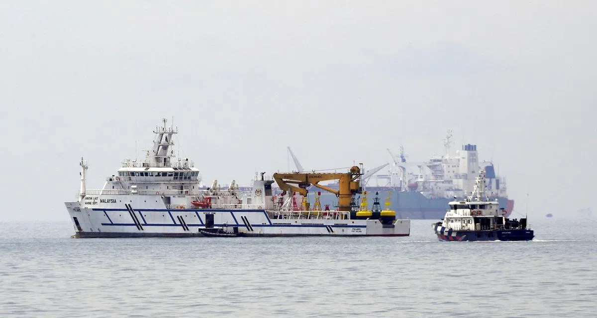  一艘马来西亚政府（左）与一艘新加坡警察海岸卫队船只出现在我国大士海域一带。（海峡时报） 