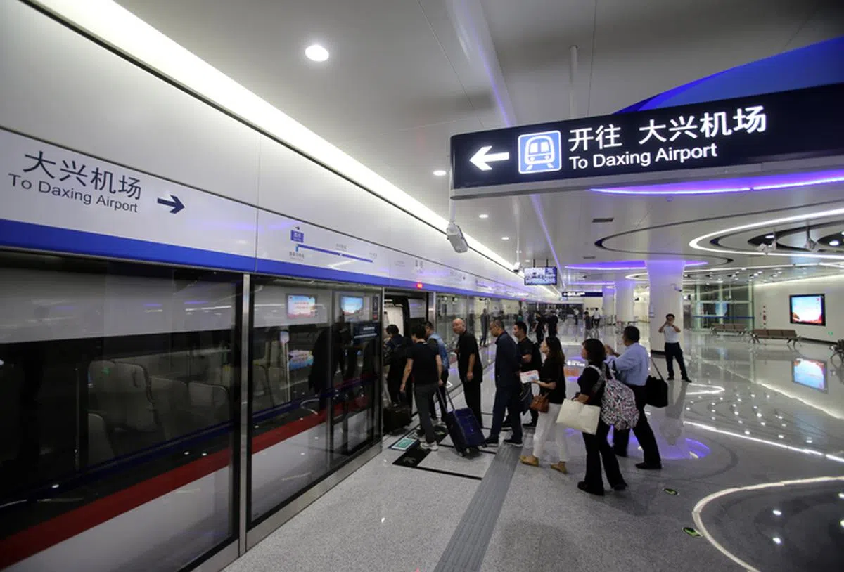  从市区搭乘列车只需20分钟就能抵达机场。（搜狐） 
