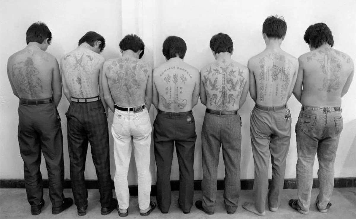  本地多个党派的党徒，因害怕刑事法第55条例而移师荷兰，形成阿公党。以阿姆斯特丹为基地的黑社会“阿公党”。私会党党徒身上的刺青图案，背部文身。（海峡时报档案照） 