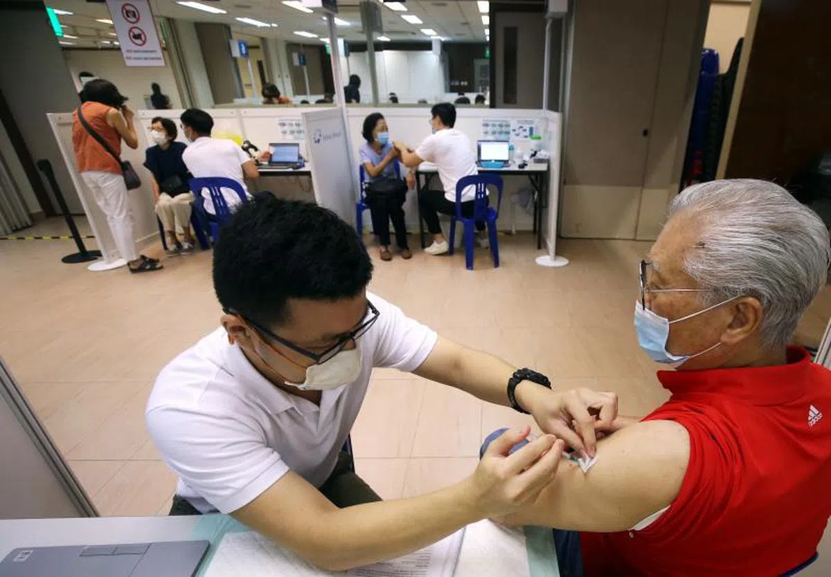  在接种量能不变的情况下，拉长注射间隔可以确保更多人能更早接种至少一剂疫苗。（联合早报） 