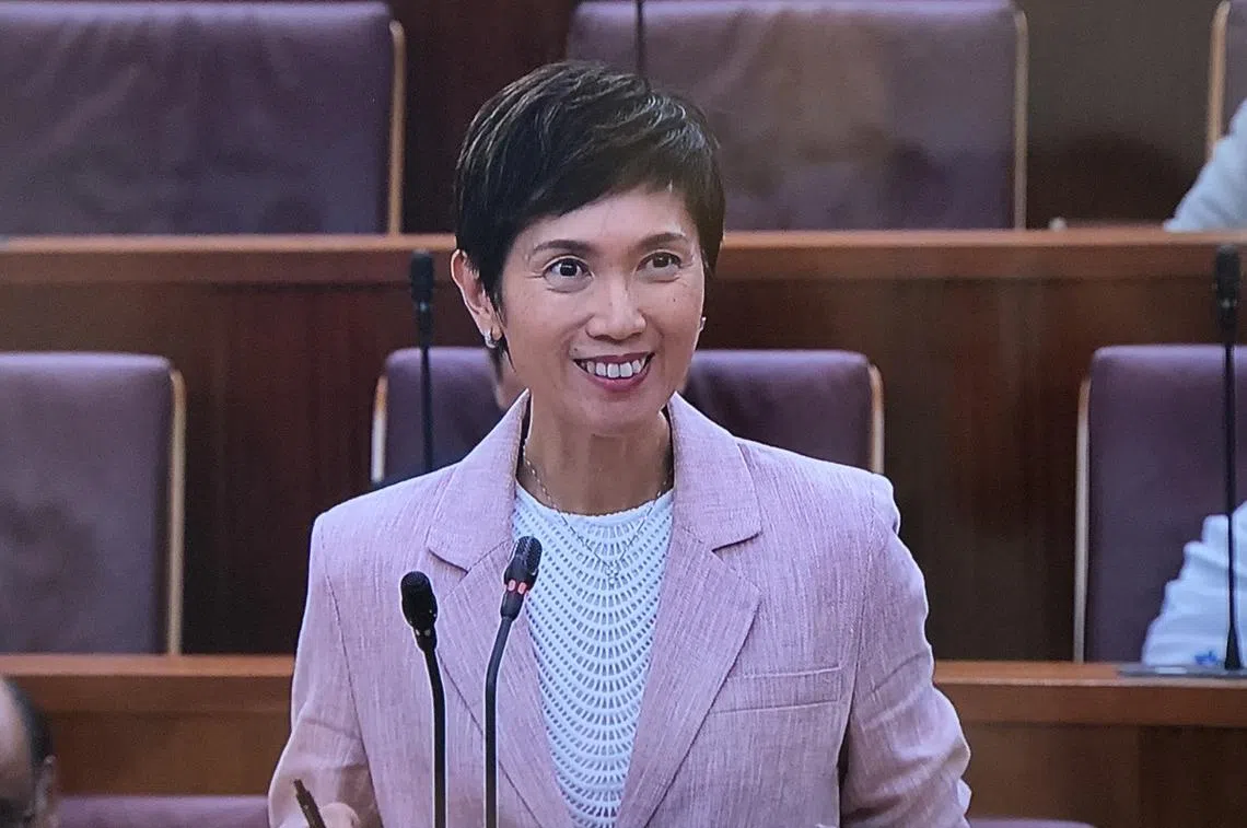 人力部长杨莉明今天下午在国会拨款委员会辩论人力部开支预算时，也当了一回大派糖果的“财女”。（国会视频截图）