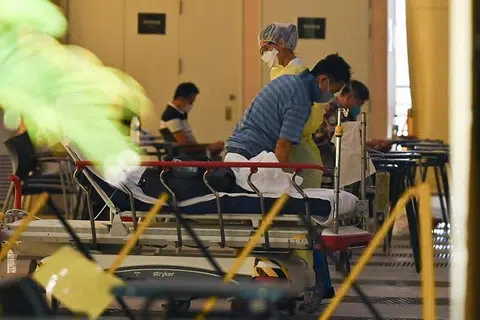 各大医院与诊所人手吃紧，除了要看护更多患者，不定时加班加点，就连休假日也无法放松，被院方紧急召回服务。图为陈笃生医院。（海峡时报）