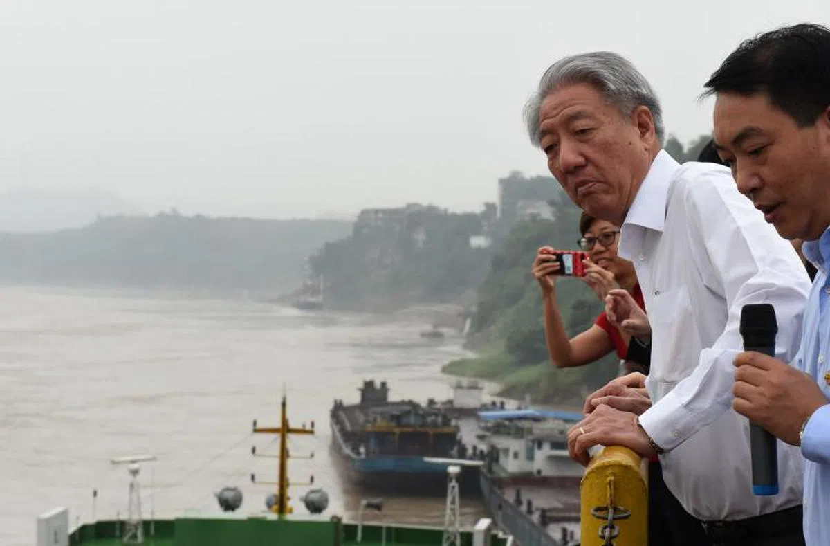  张志贤 7月4日参观重庆果园港码头。果园港是中国内河最大的铁路、公路、水路综合联运枢纽港，是“一带一路”倡议和长江经济带在重庆实现互联互通的枢纽。新加坡和中国将在果园港码头西侧建设一个多式联运示范基地，将其打造成长江上游最大的多式联运综合交通枢纽和物流贸易集散中心。（中新社） 