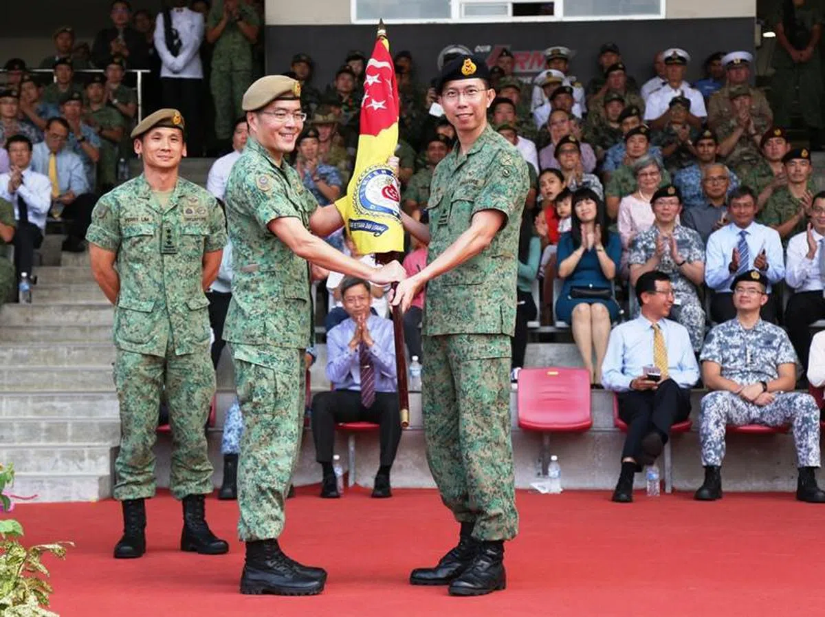  2018年3月21日，武装部队陆军第六师师长吴仕豪准将（前右）正式接替王赐吉少将（前左）出任陆军总长。（国防部） 