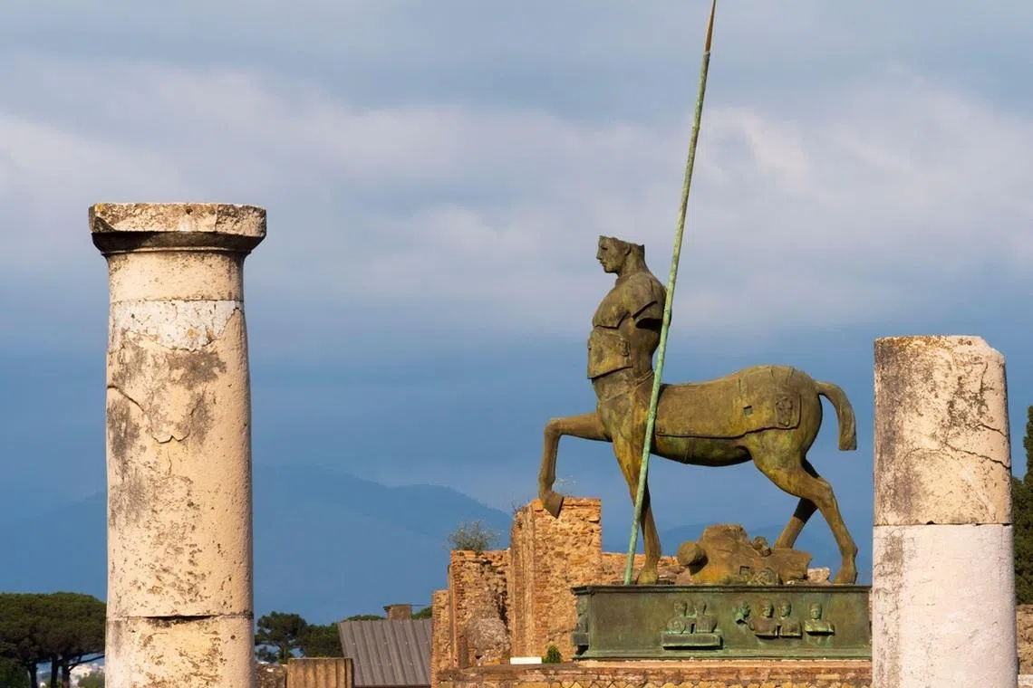 意大利庞培古城的马人雕像。