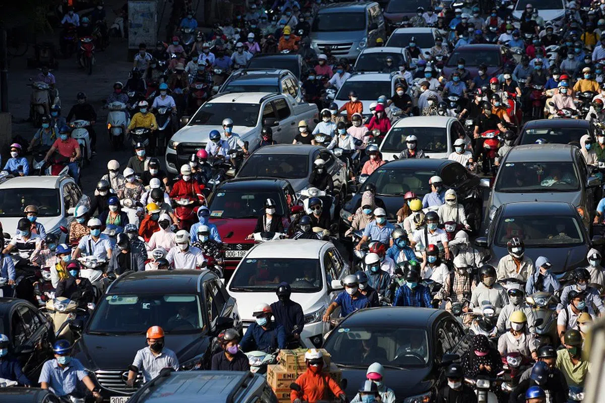 在婚姻介绍所的安排下，一些新加坡会飞往越南找对象长达一年。图为越南河内。（路透社）