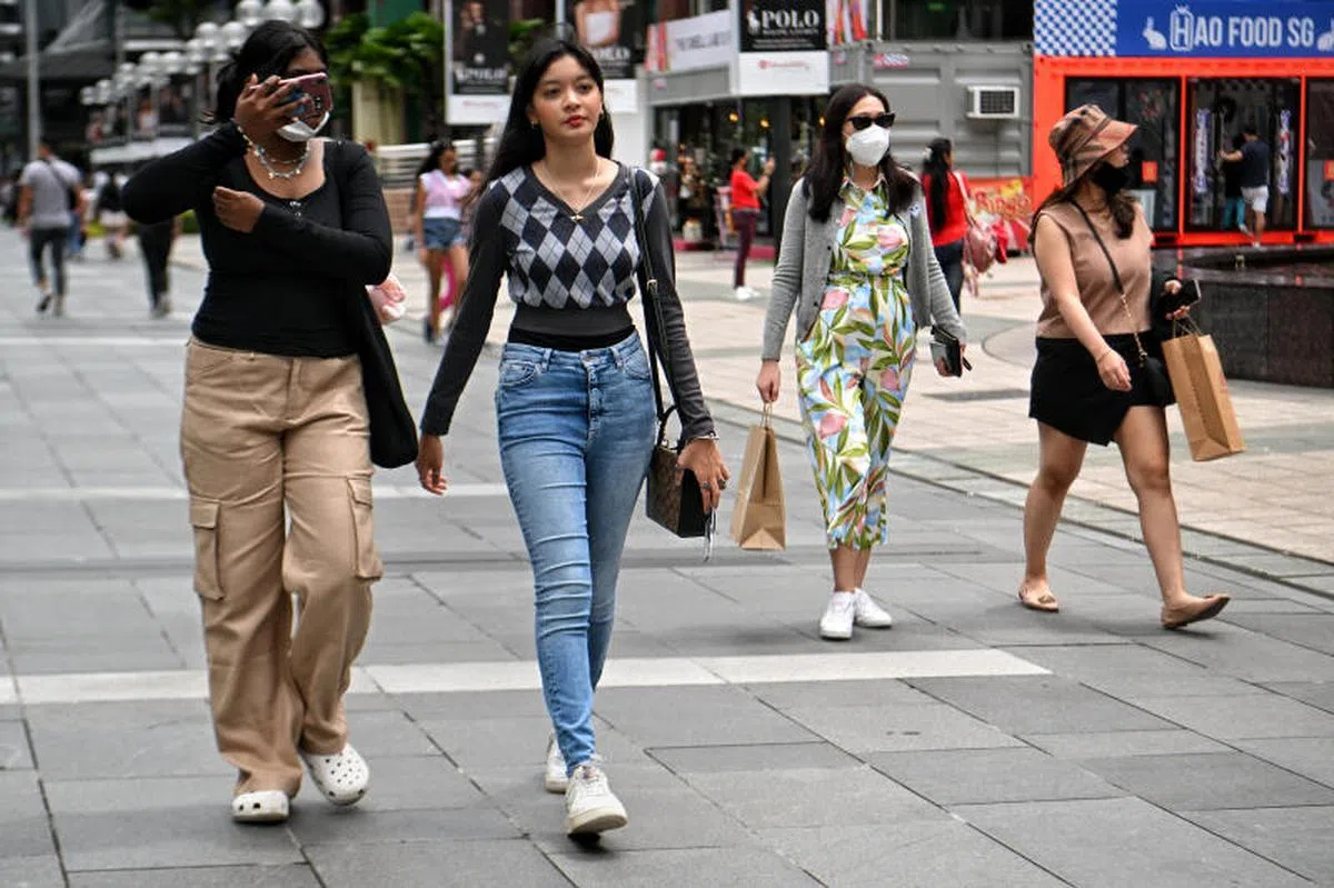 Z世代年轻人在乌节路逛街。（海峡时报）
