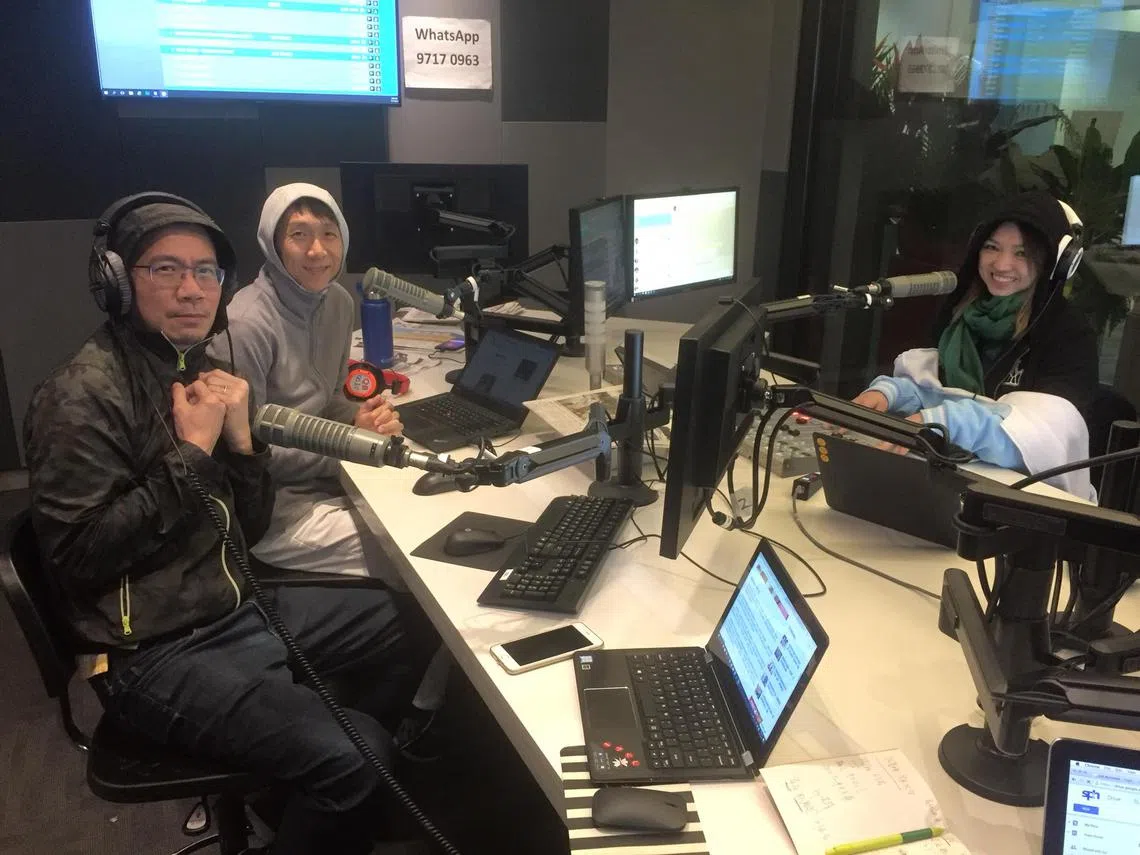 96.3好FM的三位DJ，穿着冬装主持节目。（面簿）