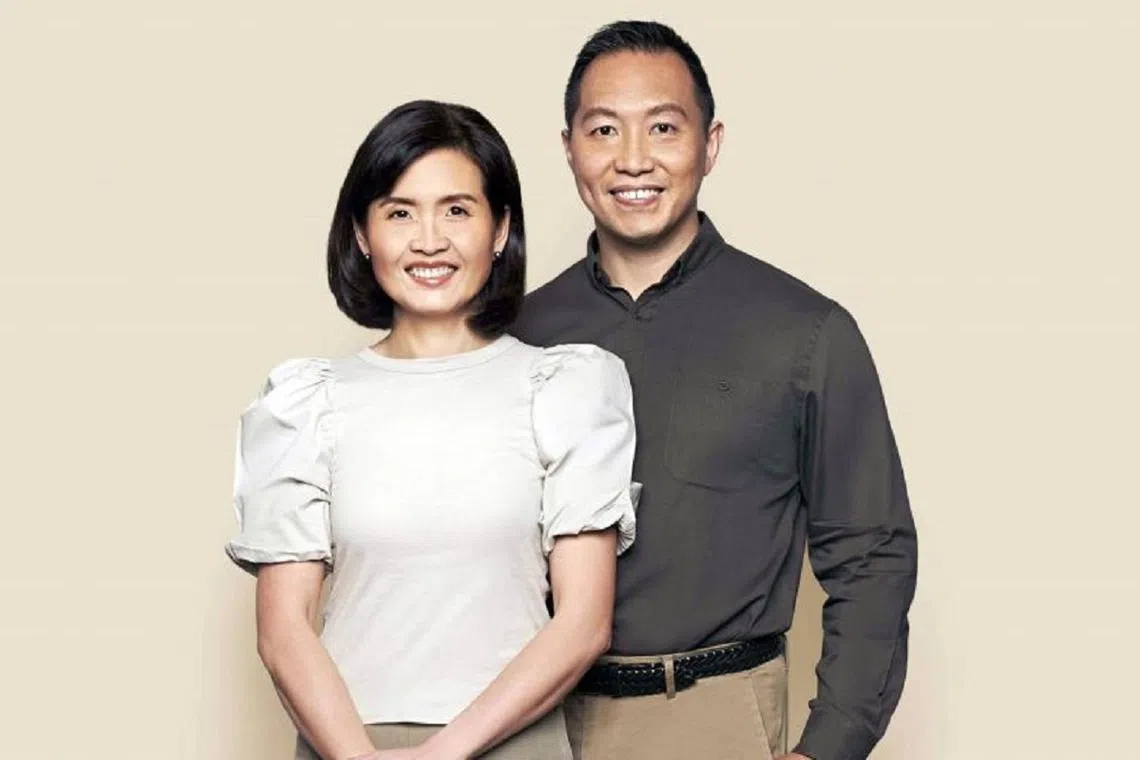 育有三个孩子的洪明智（右）与妻子吕丽玉打算把部分遗产捐给慈善机构。（新加坡社区基金会提供）