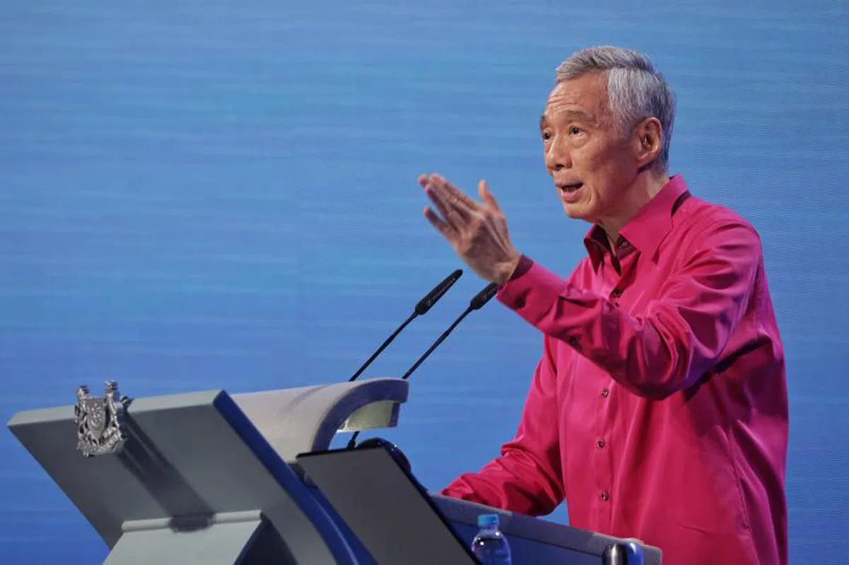  李总理在国庆群众大会上宣布提高低收入员工薪金的政策风向。（海峡时报） 