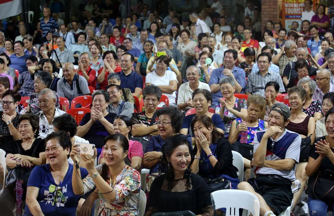 2018年，牛车水广场人山人海，迎来3000人到场观看歌台表演。（新明日报）